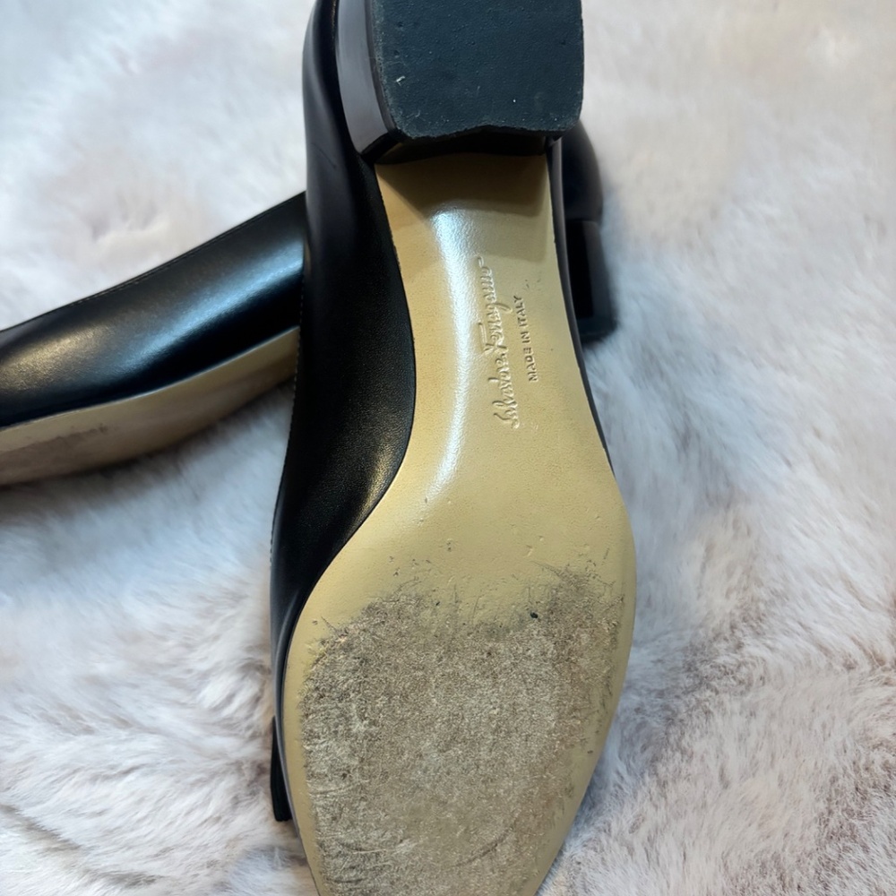 FERRAGAMO Women’s Vara Leather Pumps Sz 4 B Black/Gold - Picture 7 of 9